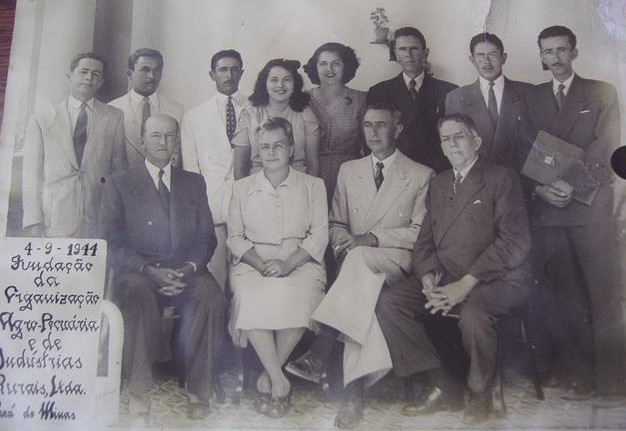 http://muspam.com.br/images/phocagallery/fotos_antigas/6341_tte.julio melo franco e esposa_fund.agropecuaria em 1944 .jpg